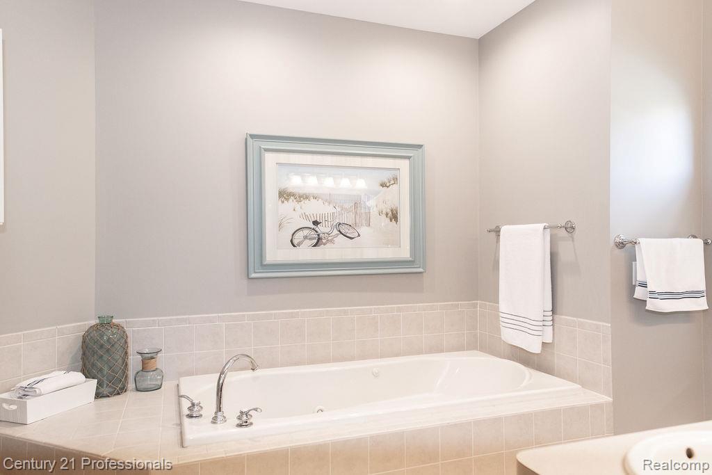 767 E Bluff Court, Rochester Hills, MI 48307 — Photo 30