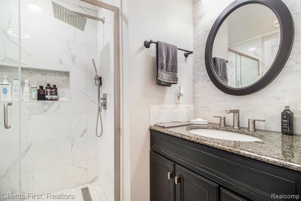 16870 FARMINGTON Road, Livonia, MI 48154 — Photo 18