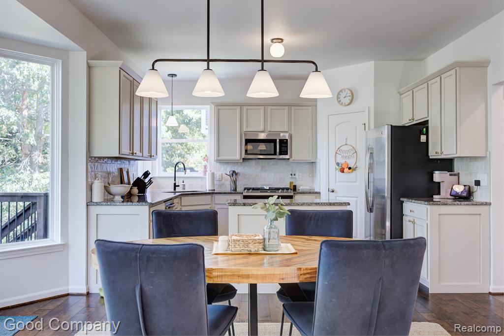 907 RIVERSTONE Court, Milford, MI 48381 — Photo 18