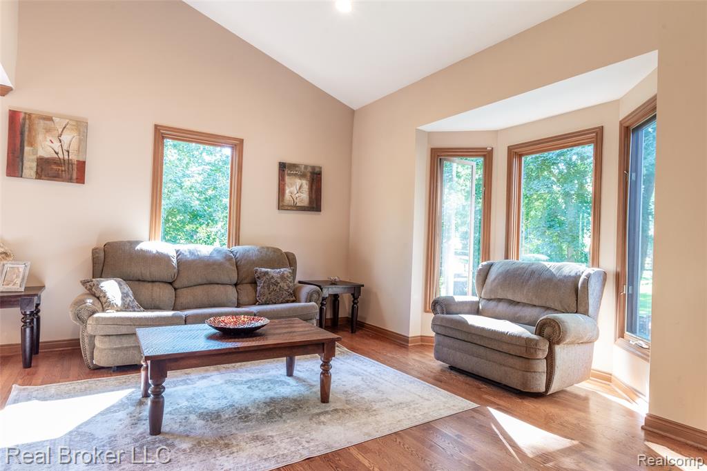 816 Seager Street, Commerce Twp, MI 48390 — Photo 3
