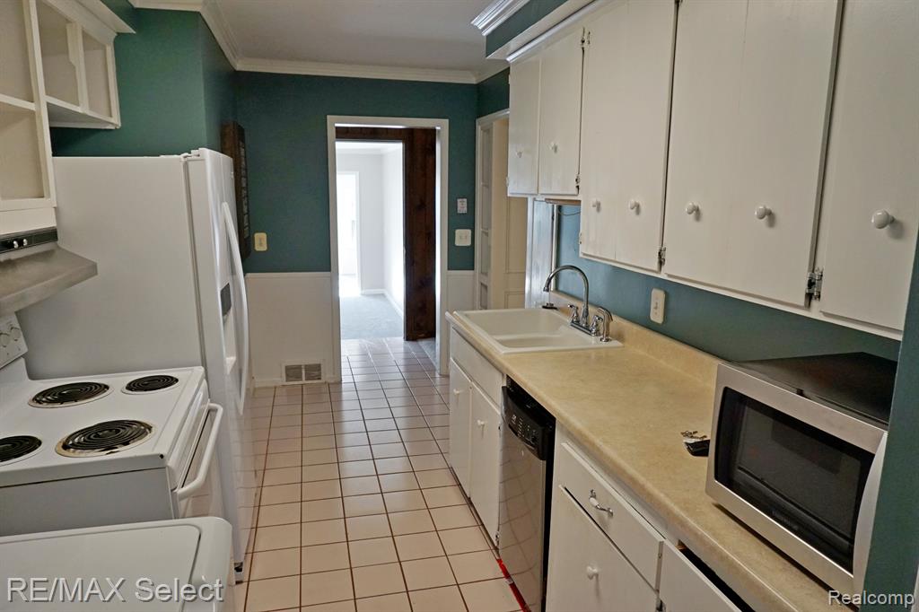 570 SHOREVIEW Drive, Waterford, MI 48328 — Photo 12