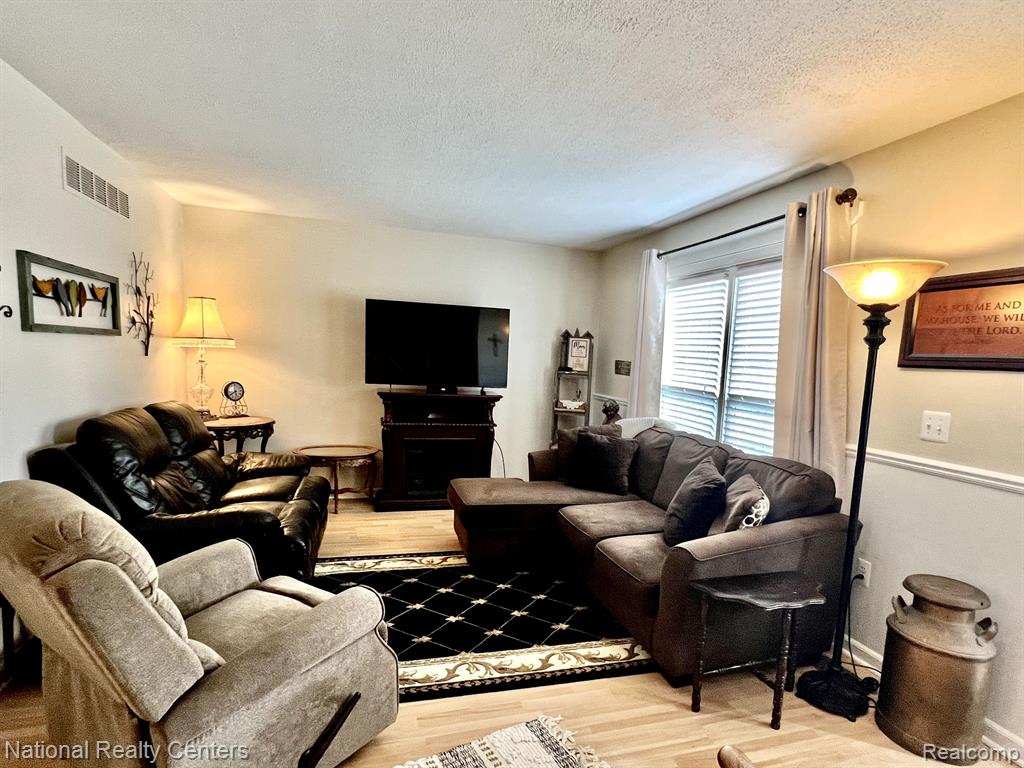 24584 BASHIAN Drive, Novi, MI — Photo 4