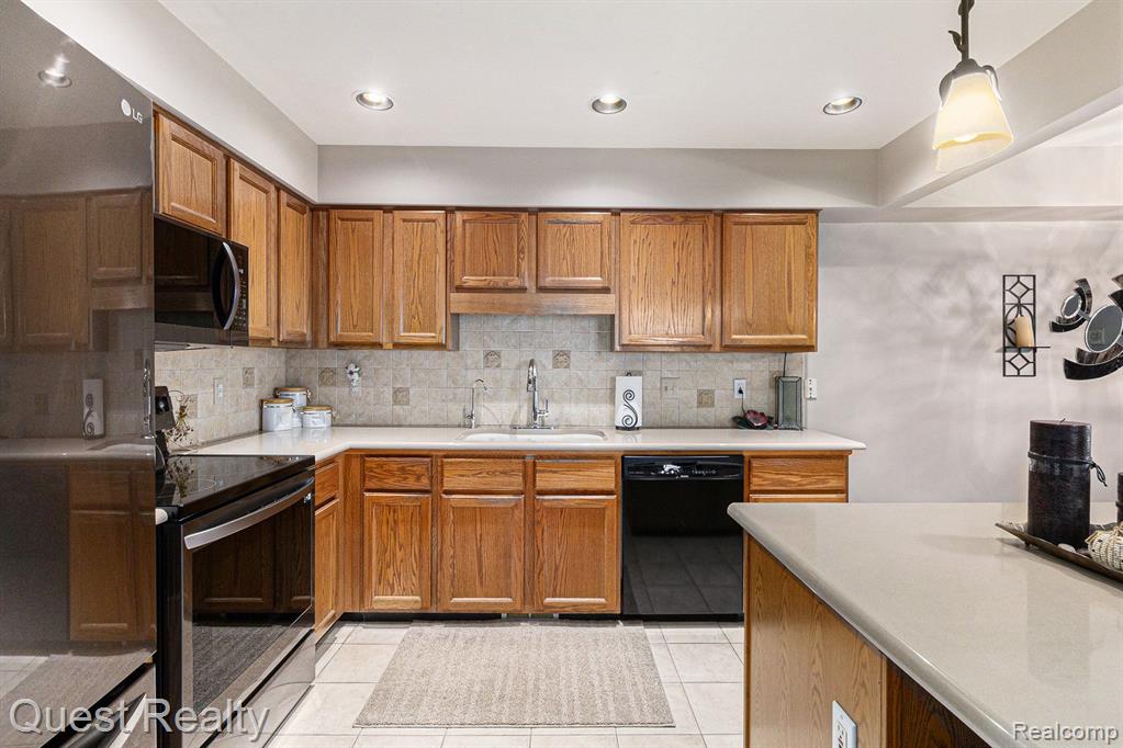 7897 MEADOW Drive, Waterford, MI 48329 — Photo 13