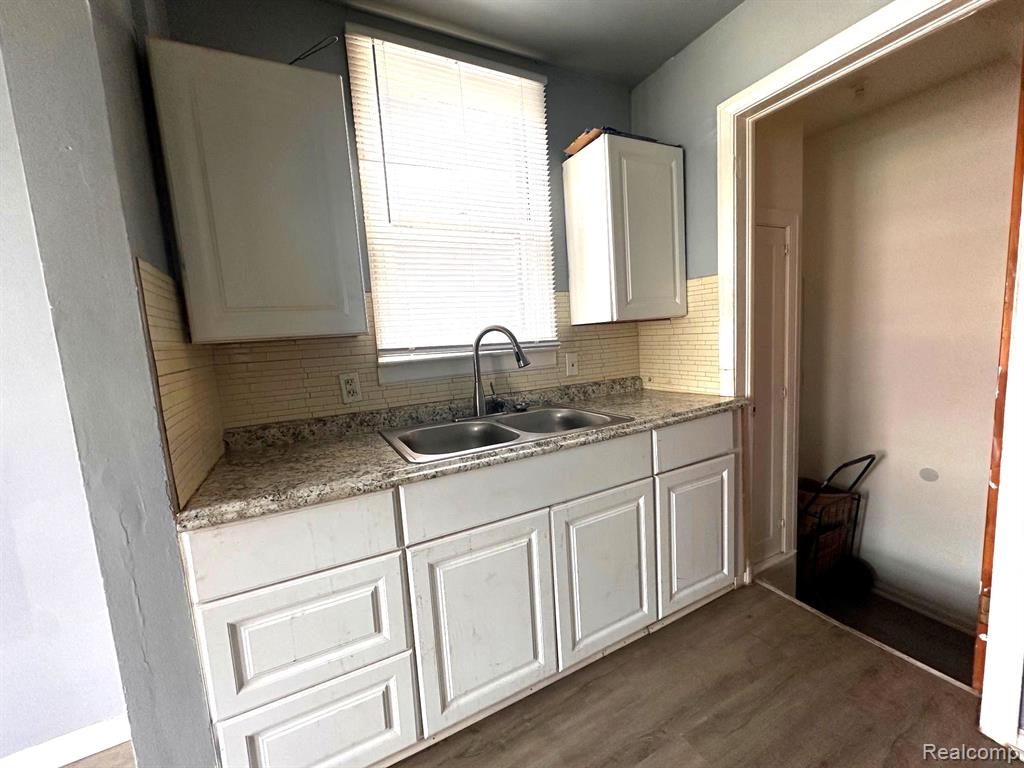 9577 WOODMONT Avenue, Detroit, MI 48227 — Photo 5