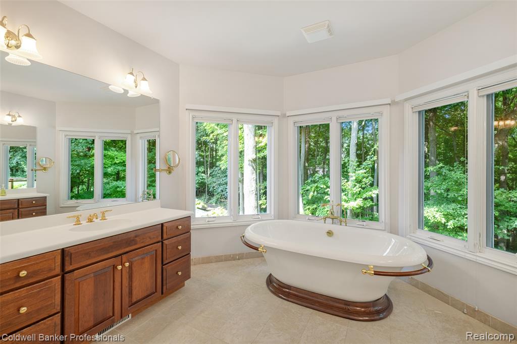 8661 DEERWOOD Road, Clarkston, MI 48348 — Photo 40