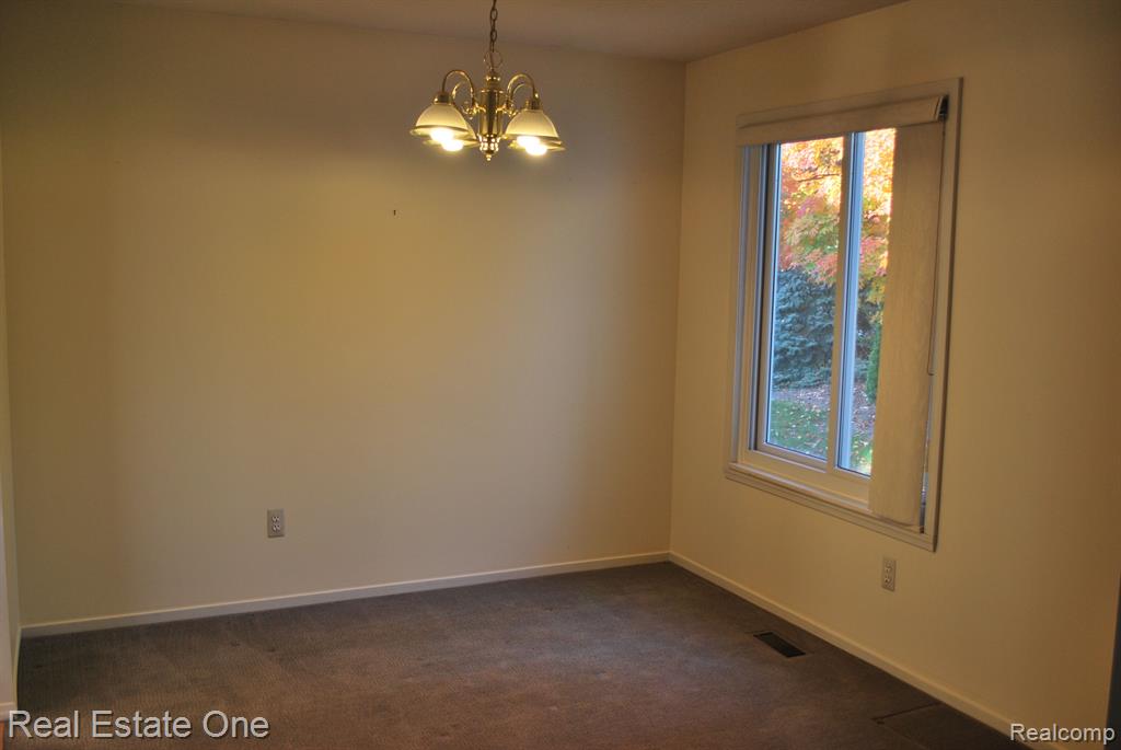 697 RAVENCREST Lane, 5, Westland, MI — Photo 13