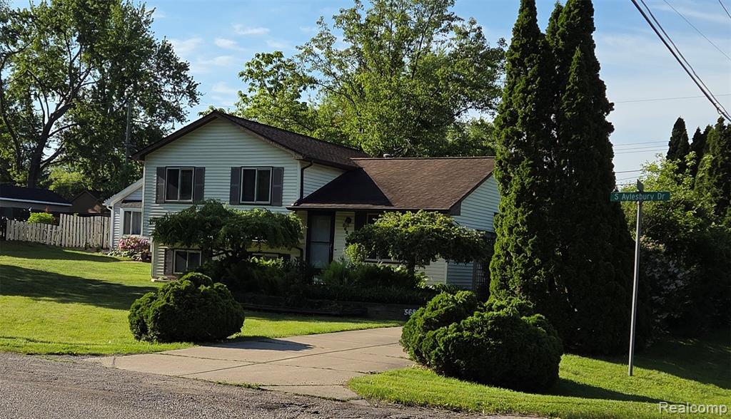 5685 S Aylesbury Drive, Waterford, MI 48327 — Photo 3
