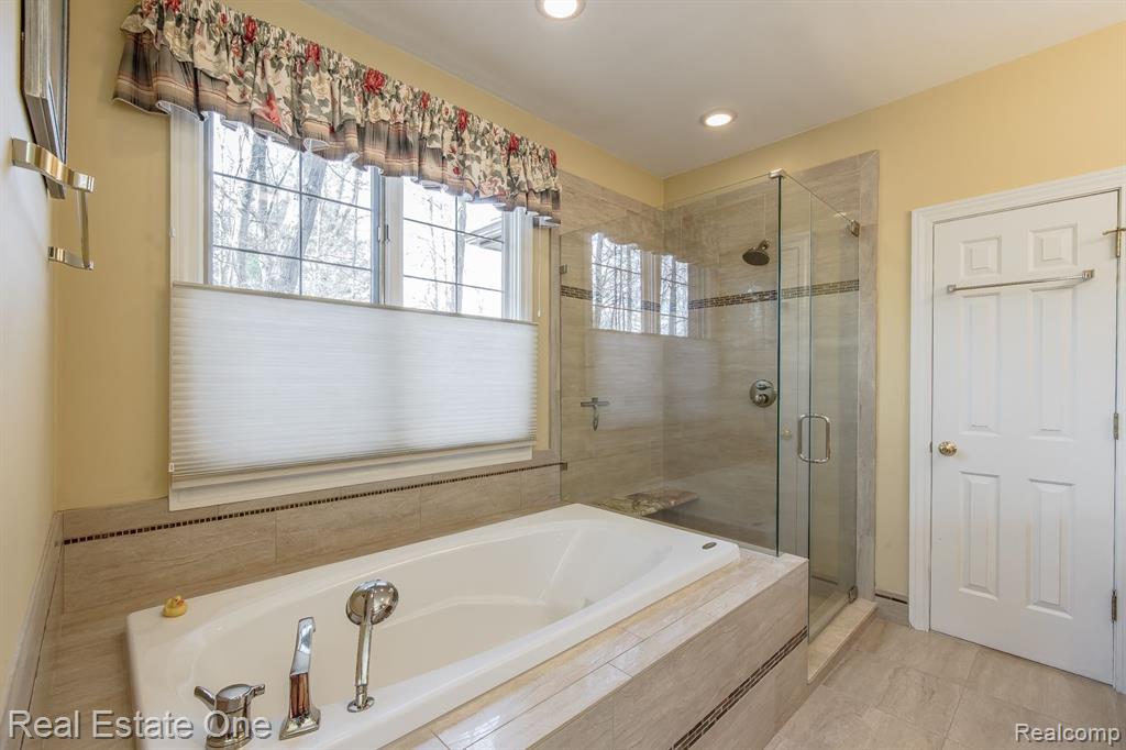 9316 LAKEBLUFF Drive, Clarkston, MI 48348 — Photo 36
