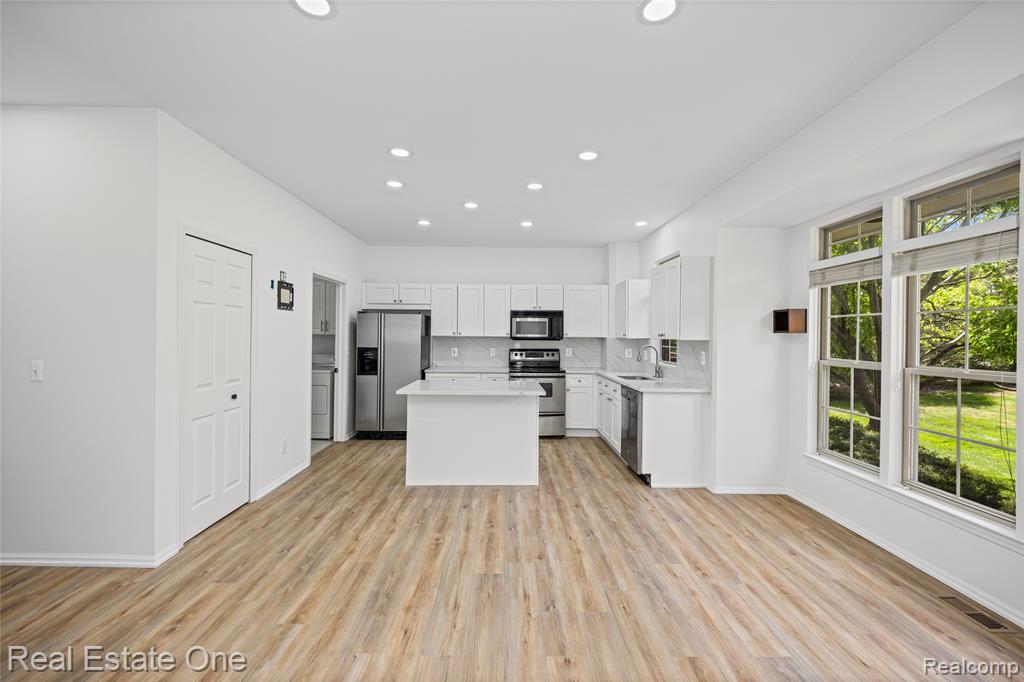 7382 Gateway Drive, West Bloomfield, MI — Photo 9