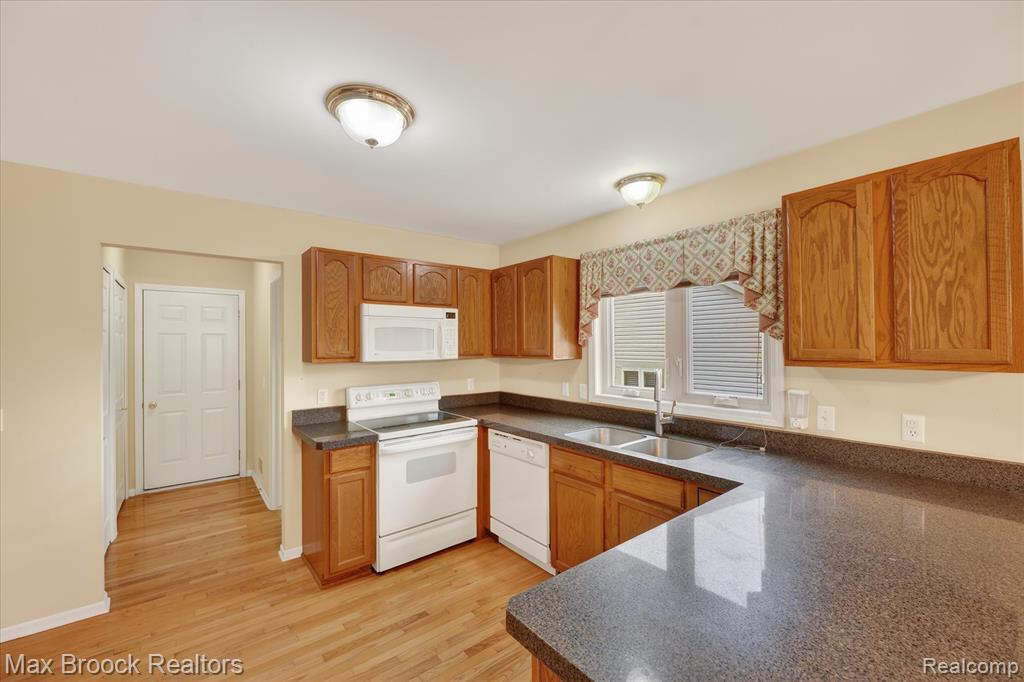 6166 Lochmore Drive, Commerce Twp, MI 48382 — Photo 13