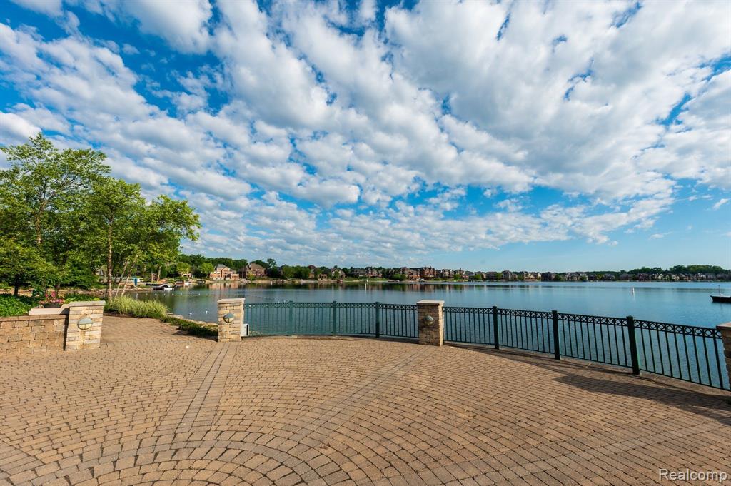 10769 CLIFFVIEW Drive, South Lyon, MI 48178 — Photo 86