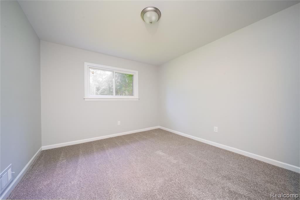 6448 Hunter Court, Westland, MI — Photo 13