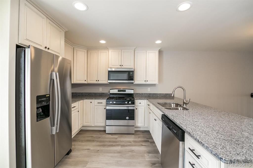 53438 CHAMPLAIN Street, Macomb, MI 48042 — Photo 12