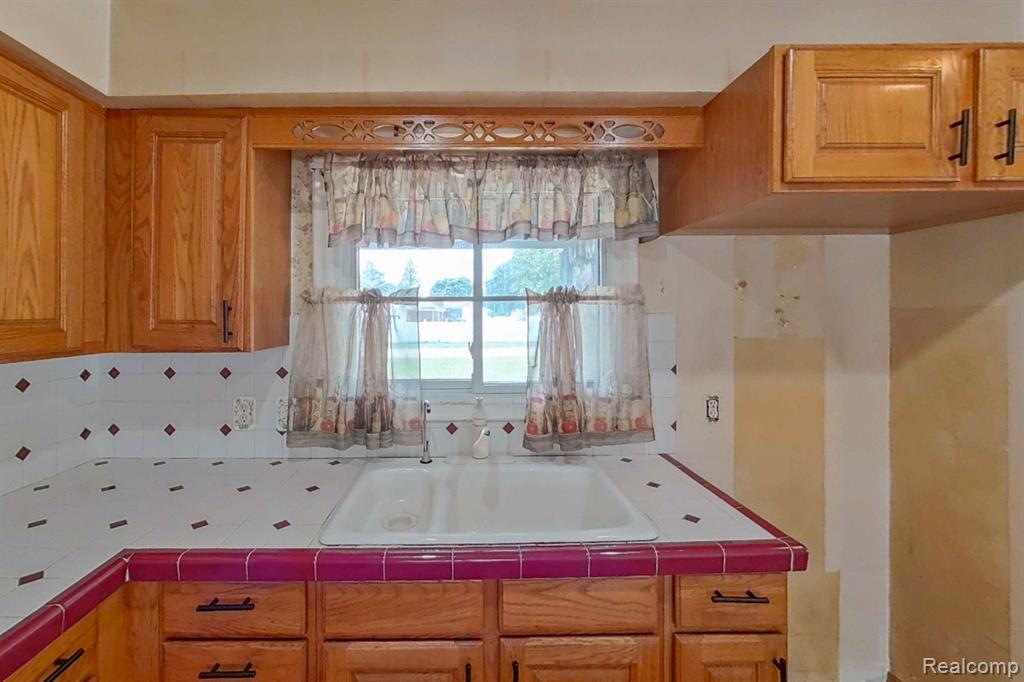 4395 OLD CARRIAGE Road, Flint, MI 48507 — Photo 17
