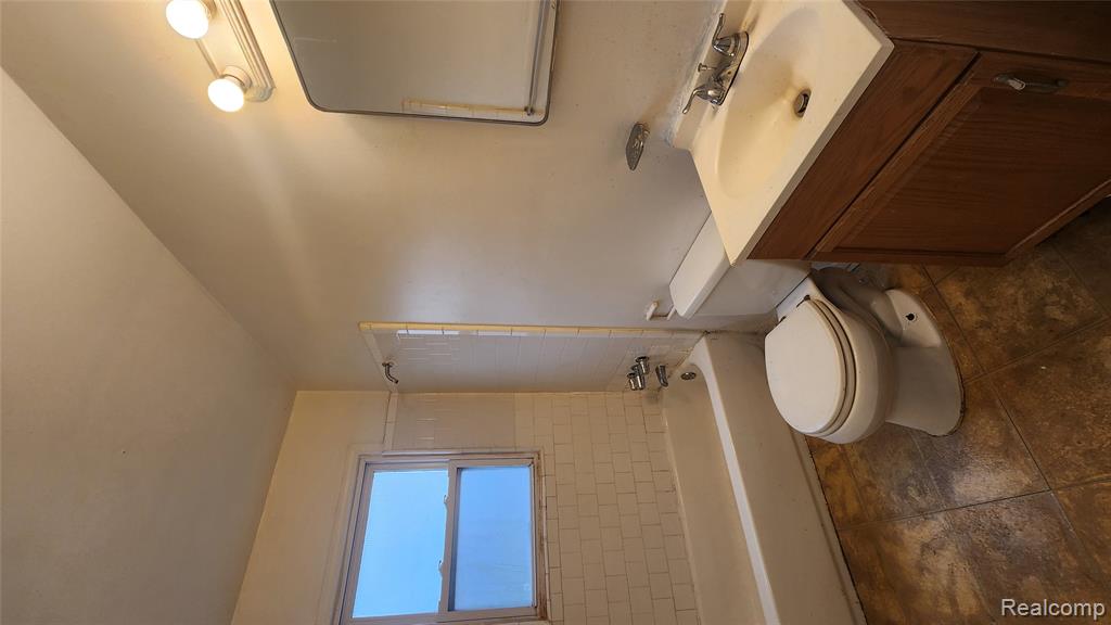 585 E Harwood Avenue, Madison Heights, MI 48071 — Photo 12