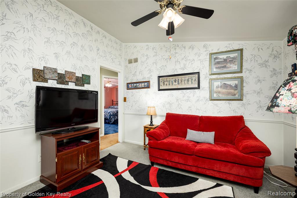 9743 Garden Street, Livonia, MI 48150 — Photo 11