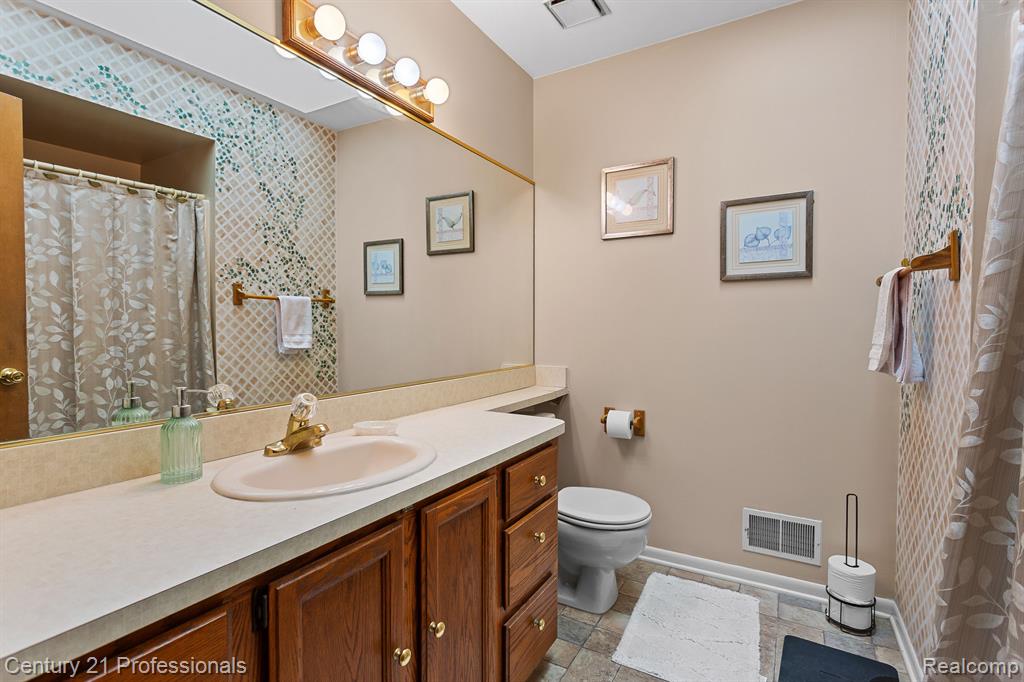7594 Woodside Place, Waterford, MI 48327 — Photo 28