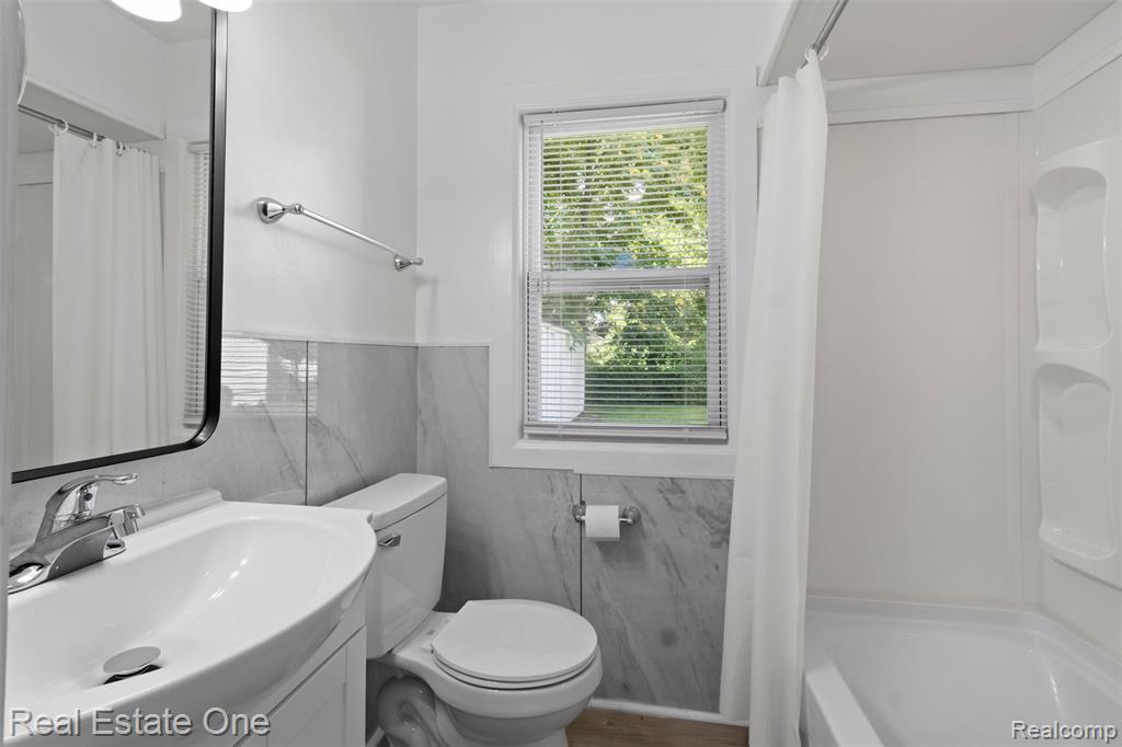 12725 RIVERVIEW, Detroit, MI 48223 — Photo 9