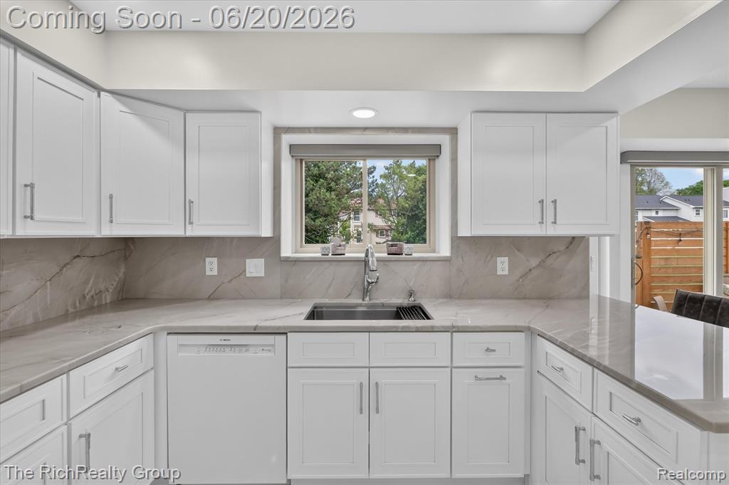 47185 Scarlet Drive S, Novi, MI — Photo 22