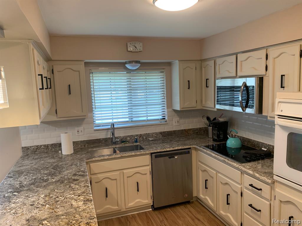 5018 LAKE BLUFF Road, West Bloomfield, MI 48323 — Photo 10