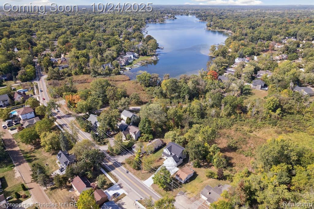 4066 Green Lake Road, West Bloomfield, MI 48324 — Photo 57