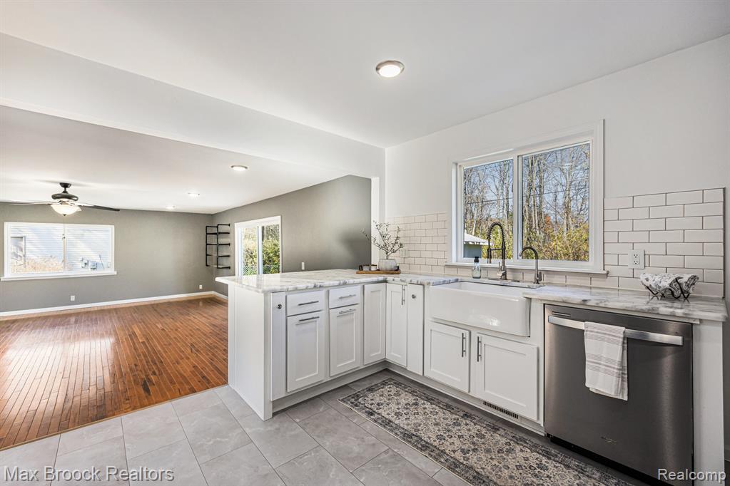 6604 Doyon Drive N, Waterford, MI 48327 — Photo 9