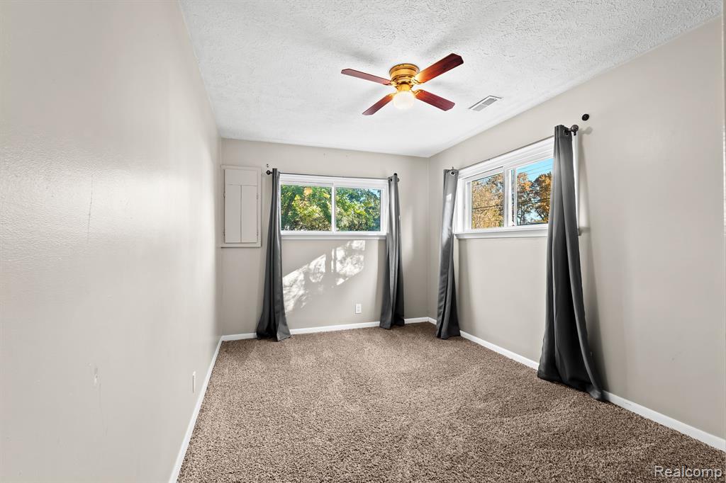 8946 OPORTO Street, Livonia, MI 48150 — Photo 20