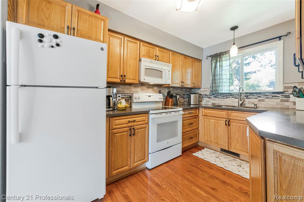 9664 Listeria Street, Commerce Twp, MI 48382 — Photo 6