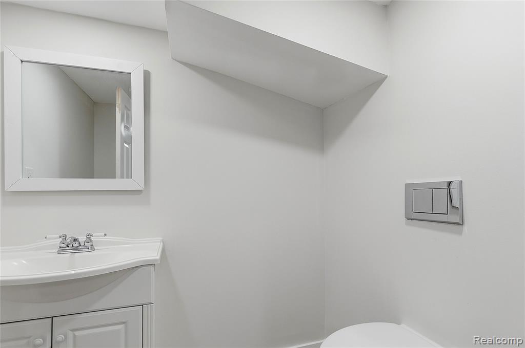 28264 Bayberry Road, Farmington, MI 48331 — Photo 32