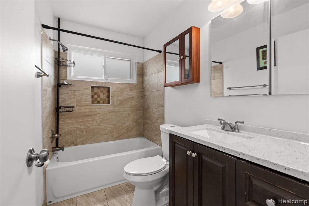 8938 Hugh Street, Livonia, MI 48150 — Photo 11