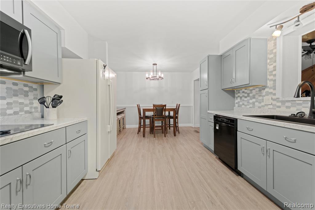 29667 Newport Drive, Warren, MI 48088 — Photo 4