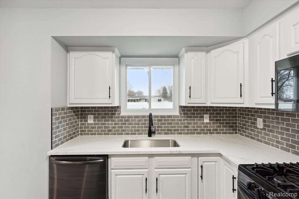 7107 FAIRGROVE Drive, Swartz Creek, MI 48473 — Photo 16