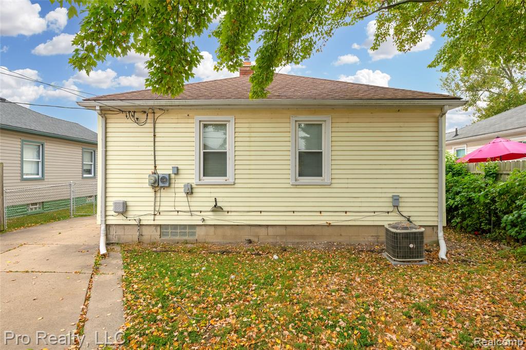 650 CLEOPHUS Parkway, Lincoln Park, MI 48146 — Photo 21