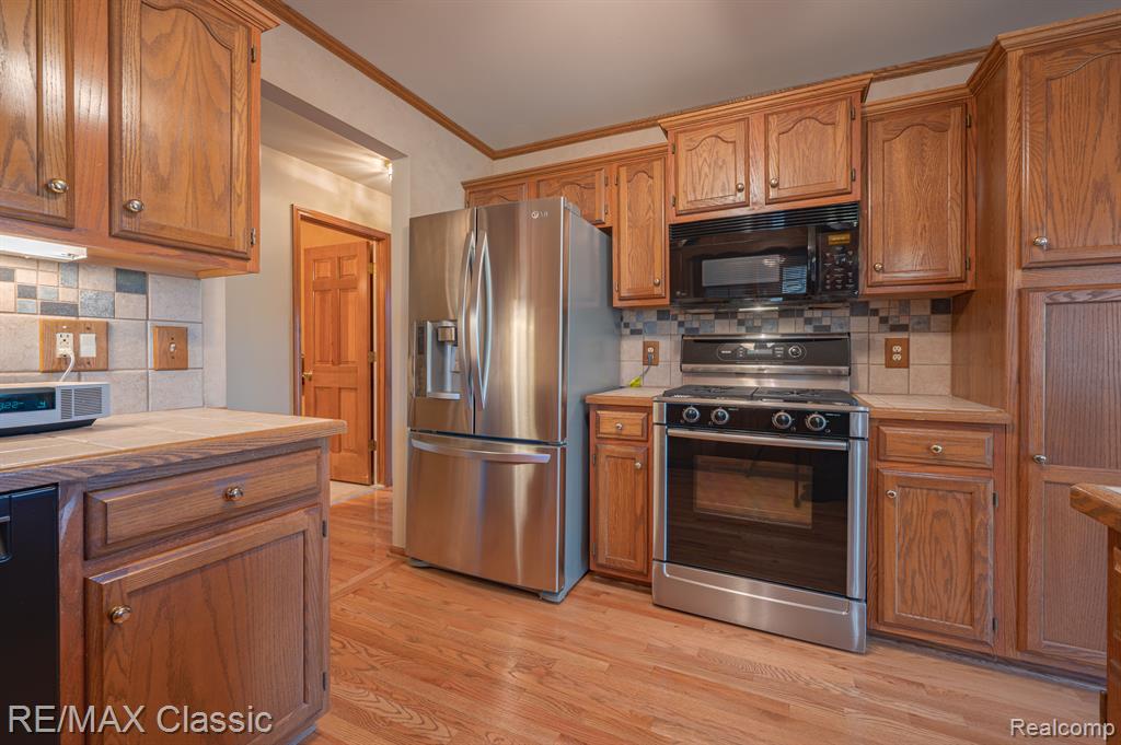 1049 ELMWOOD Drive, 13, Brighton, MI 48116 — Photo 8