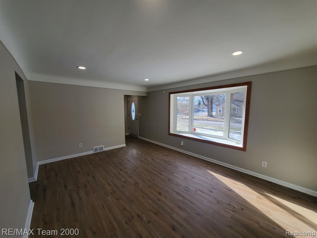 4565 UNIVERSAL Street, Dearborn Heights, MI 48125 — Photo 5