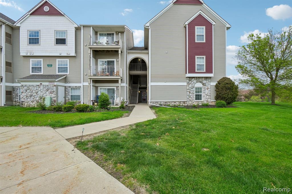 15240 Silver Parkway, APT 306, Fenton, MI 48430