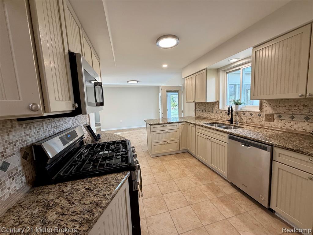 5221 Capri Lane, Flint, MI 48507 — Photo 8