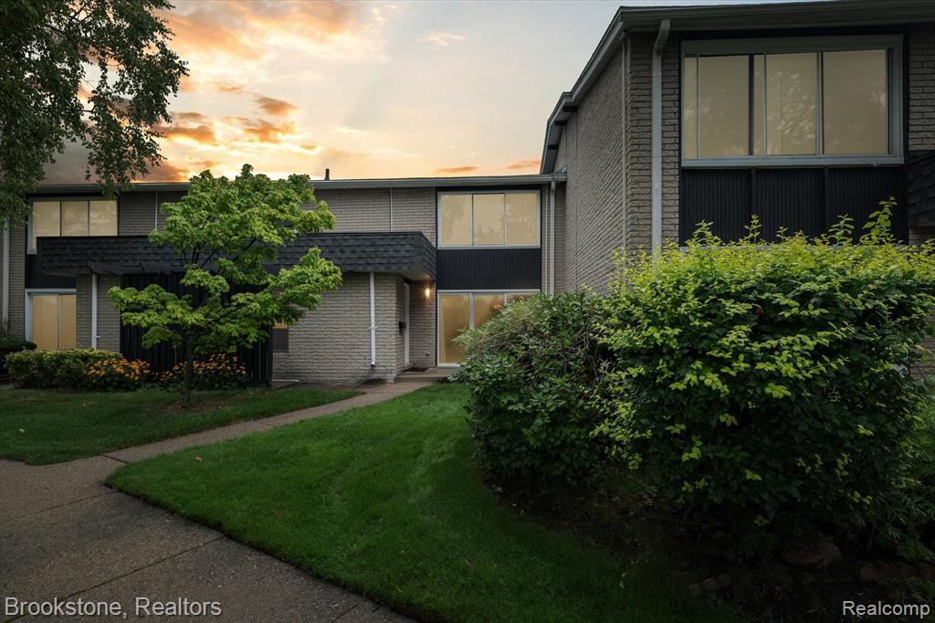 8721 Kennedy Circle North, 4, Warren, MI 48093 — front exterior
