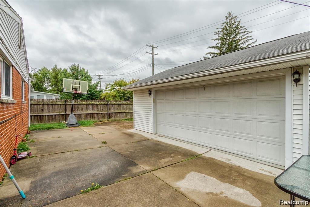8045 N SILVERY Lane, Dearborn Heights, MI 48127 — Photo 4