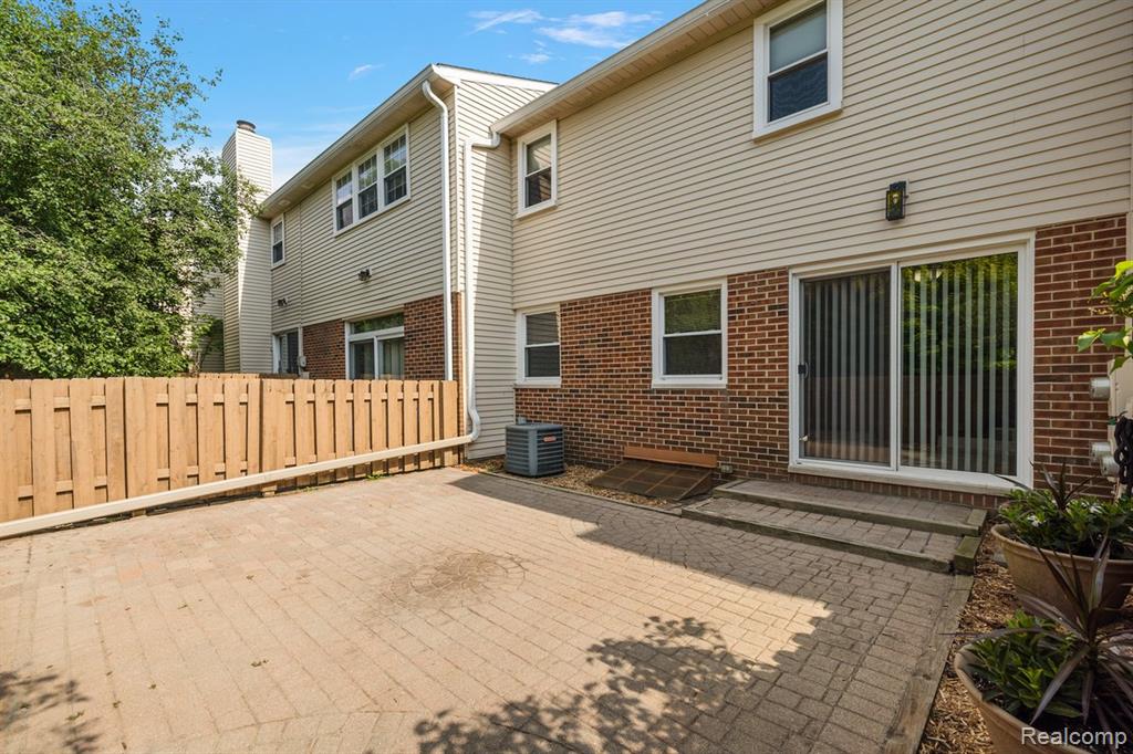 5078 BUCKINGHAM, Troy, MI 48098 — Photo 2