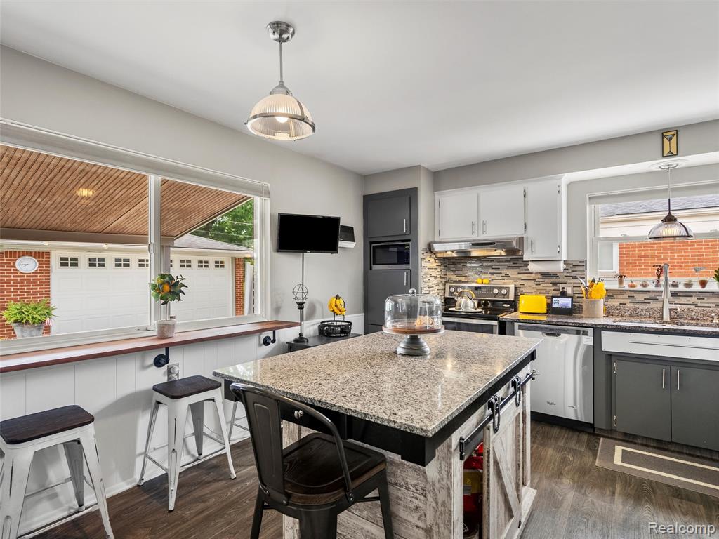 7721 Carrousel Boulevard, Westland, MI — Photo 12