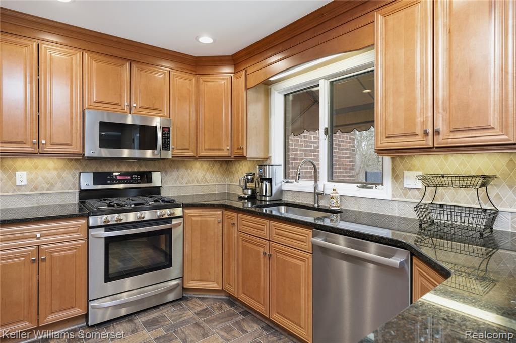 447 Antoinette Drive, Rochester Hills, MI 48309 — Photo 27
