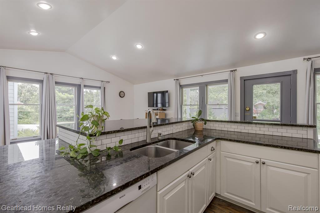 6296 Elizabeth Lake Road, Waterford, MI 48327 — Photo 15