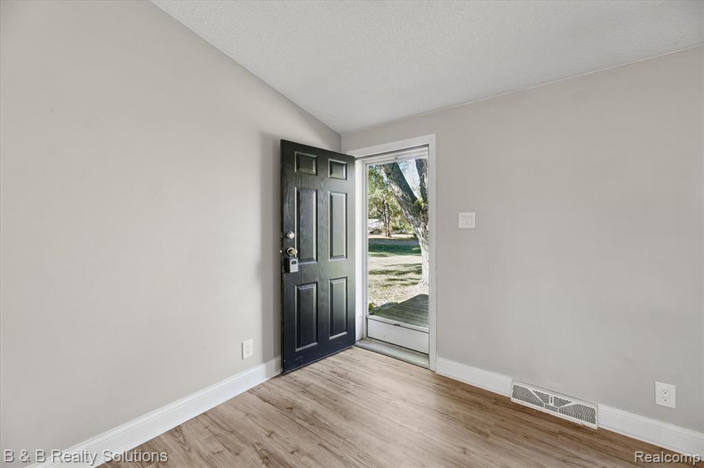 6692 JONES Road, North Branch, MI 48461 — Photo 6
