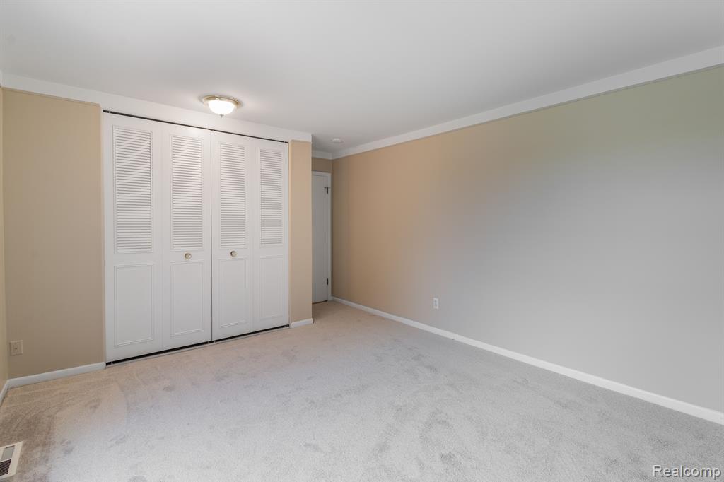500 FOX HILLS Drive N, A-8, Bloomfield Hills, MI 48304 — Photo 17
