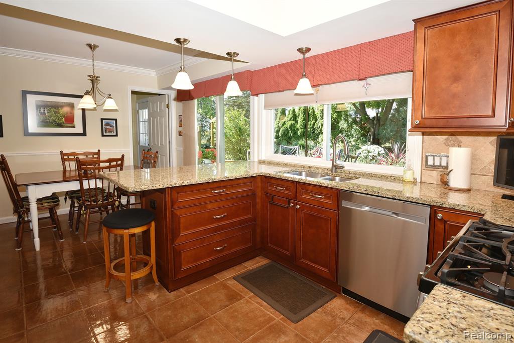 5544 WHITE HALL Circle, West Bloomfield, MI 48323 — Photo 11