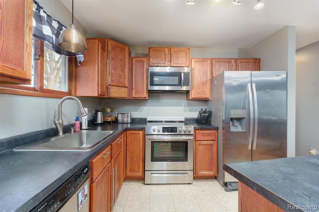 4136 CHICKORY Lane, Lansing, MI 48910 — Photo 8