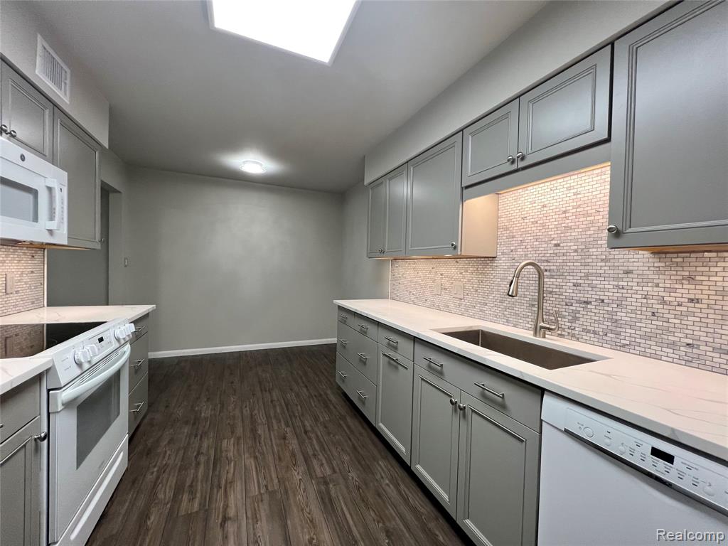 521 E UNIVERSITY Drive, Rochester, MI 48307 — Photo 8