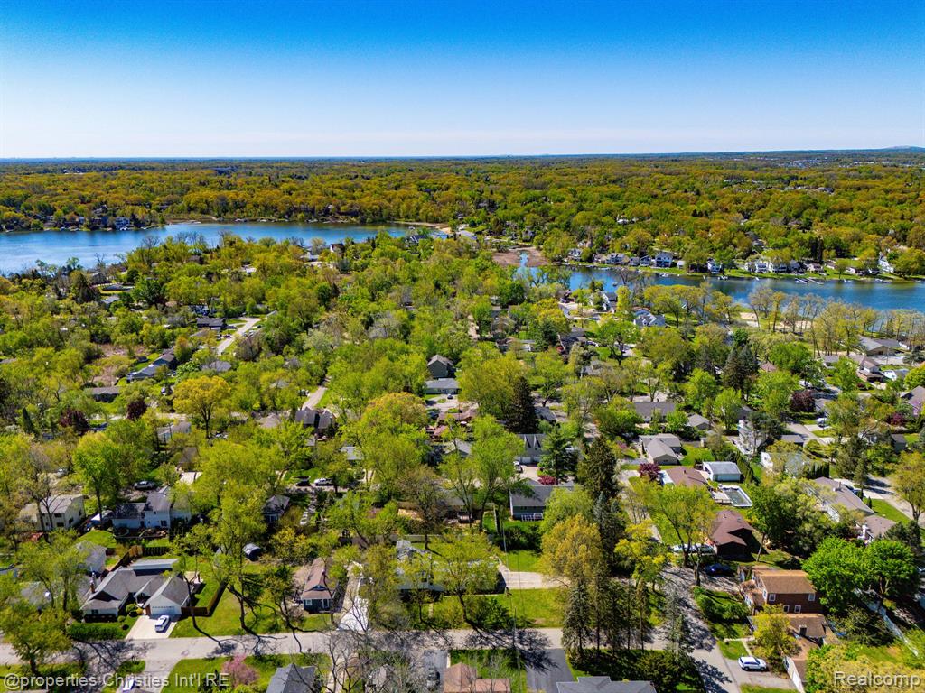 6785 GRASSLAND Avenue, West Bloomfield, MI 48324 — Photo 43