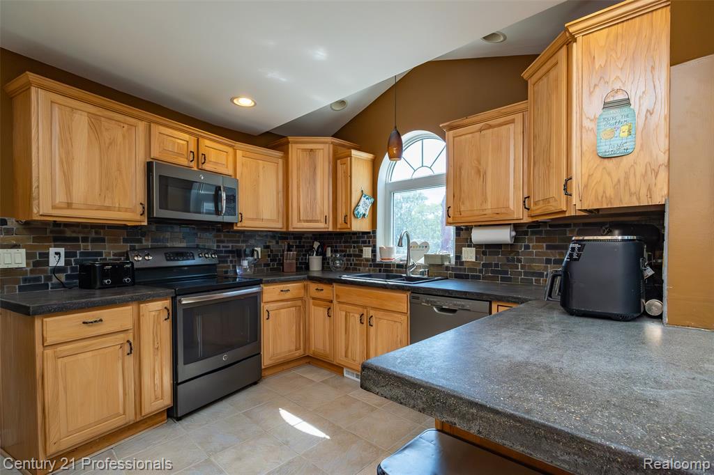 3251 Mann Road, Clarkston, MI — Photo 14